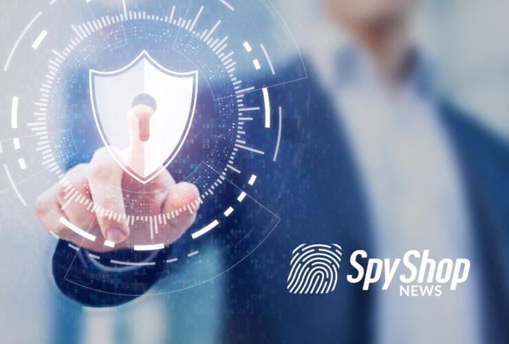 mężczyzna w garniturze dotyka wirtualnej tarczy kluczem, która symbolizuje cyberbezpieczenstwo