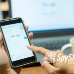 Ekran telefonu i ekran laptopa z otwartmi stronami wyszukiwarki Google