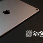 Ipad Apple leży na czarnej powierzchni