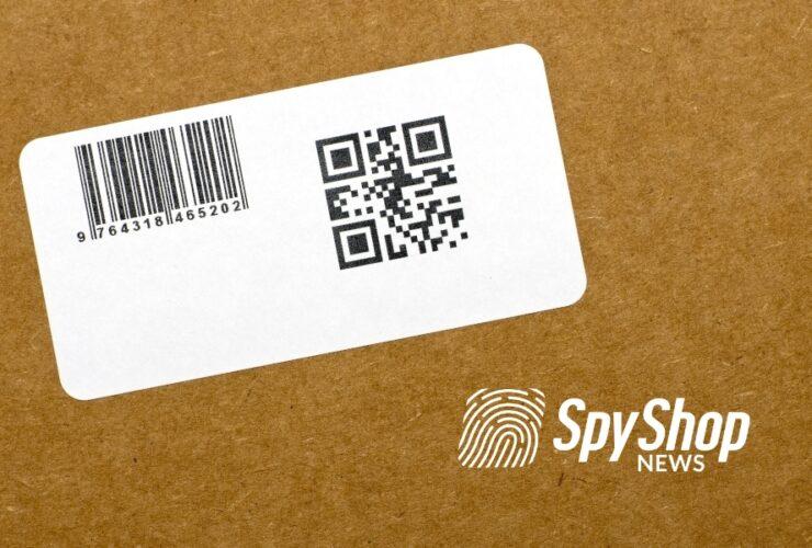 Na kartonie jest naklejona biała etykieta z kodem kreskowym i kodem QR.