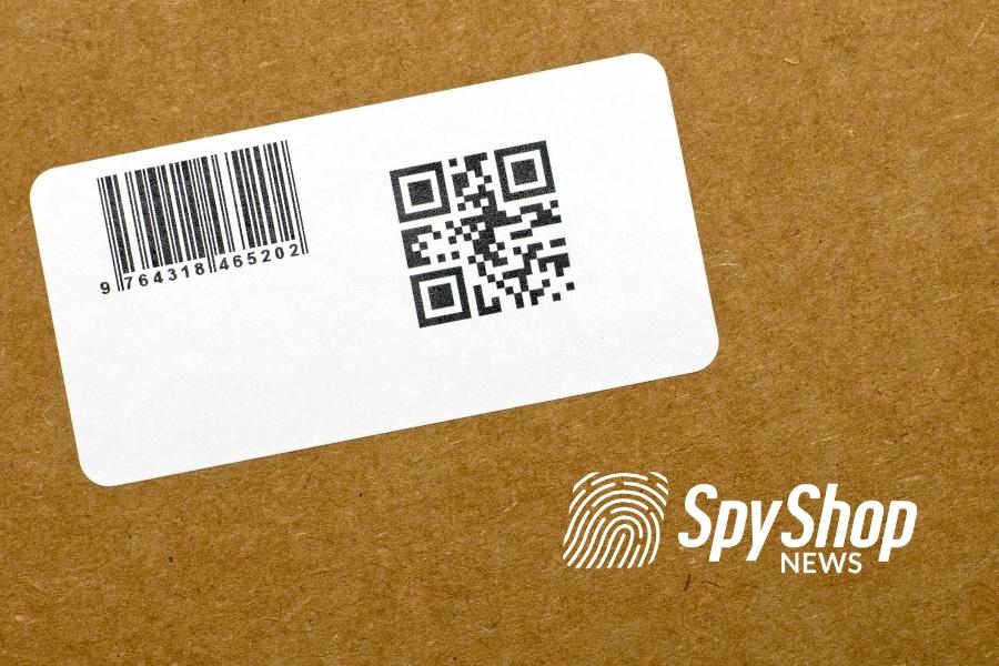Na kartonie jest naklejona biała etykieta z kodem kreskowym i kodem QR.