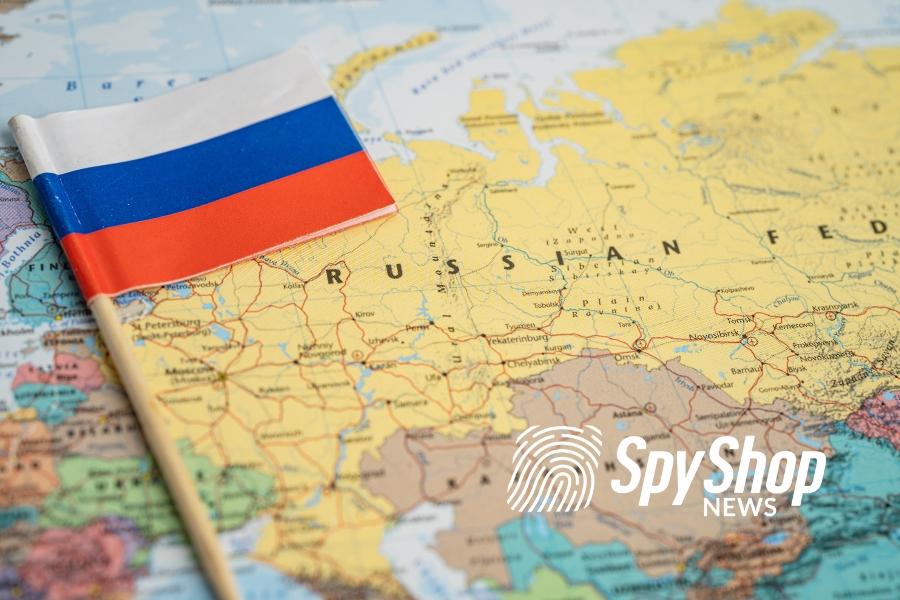 Na mapie Europy, a konkretnie na fragmencie z położeniem Rosji, leży mała rosyjska flaga na drewnianym patyczku
