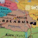 Mapa Europy z wyróżnionym zarysem Białorusi, na który jadą ciężarówki wojskowe z bronią atomową z Rosji.