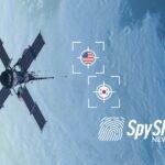 Satelita w kosmosie nad Ziemią. Flagi USA i Korei Południowej w celowniku