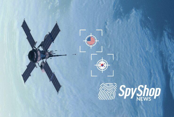Satelita w kosmosie nad Ziemią. Flagi USA i Korei Południowej w celowniku