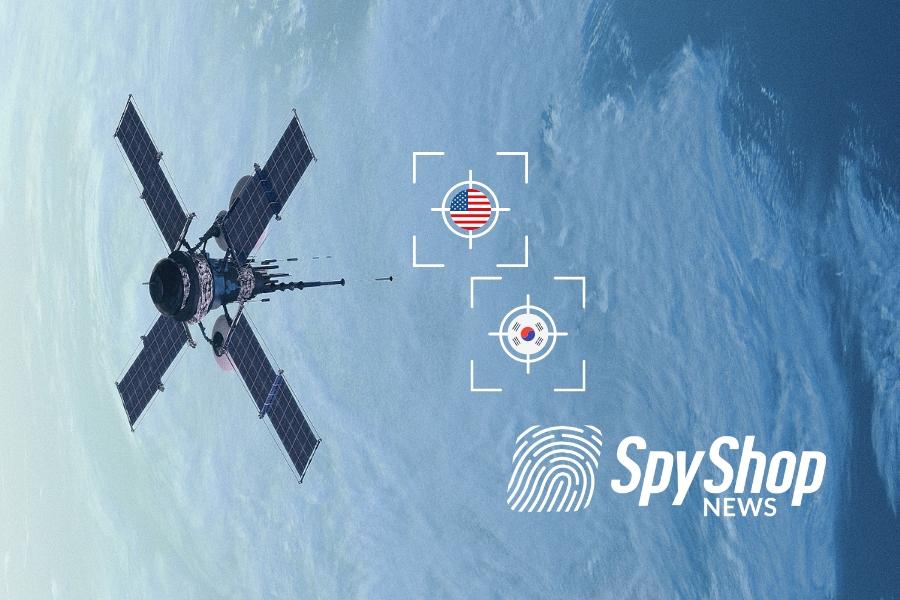 Satelita w kosmosie nad Ziemią. Flagi USA i Korei Południowej w celowniku
