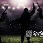 Cienie terrorystów, a w tle murawa piłkarska stadionu