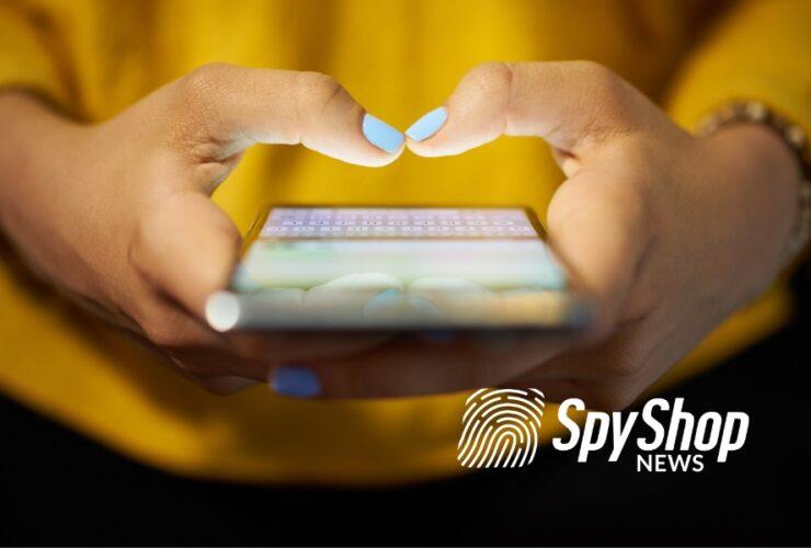 Zbliżenie na dłonie kobiety z pomalowanymi paznokciami, w których mieści się telefon z włączonym komunikatorem typu WhatsApp