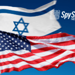 Flagi USA i Izraela powiewają na wietrze, niebo jest bezchmurne