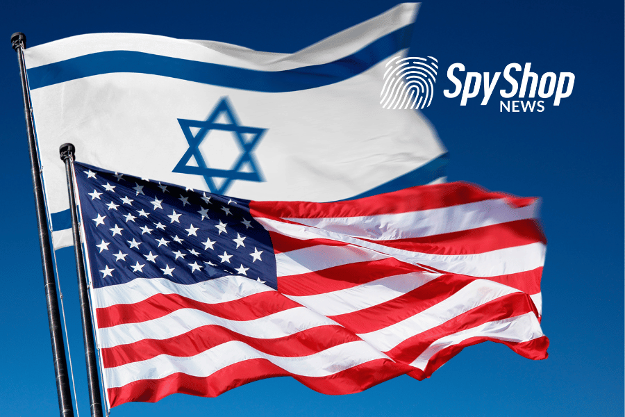 Flagi USA i Izraela powiewają na wietrze, niebo jest bezchmurne