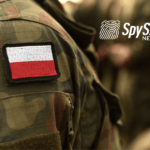 Naszywka z flagą Polski na rękawie munduru żołnierza polskiej armii