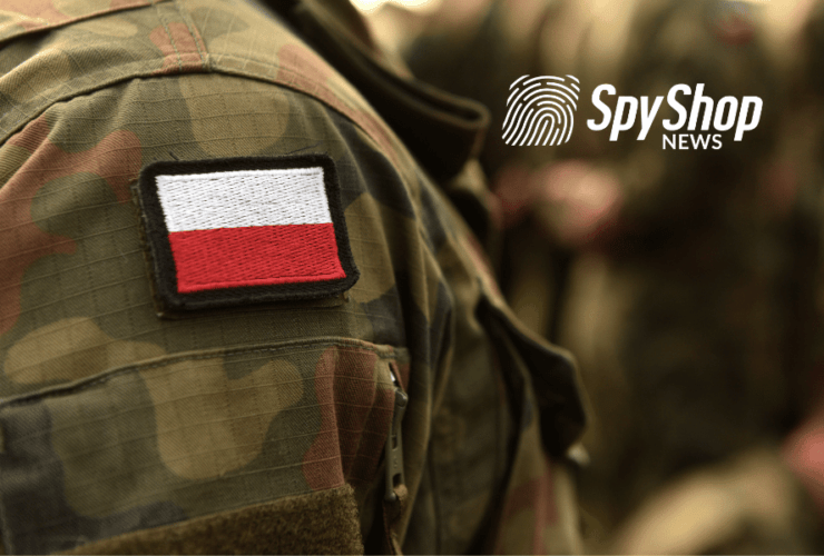 Naszywka z flagą Polski na rękawie munduru żołnierza polskiej armii