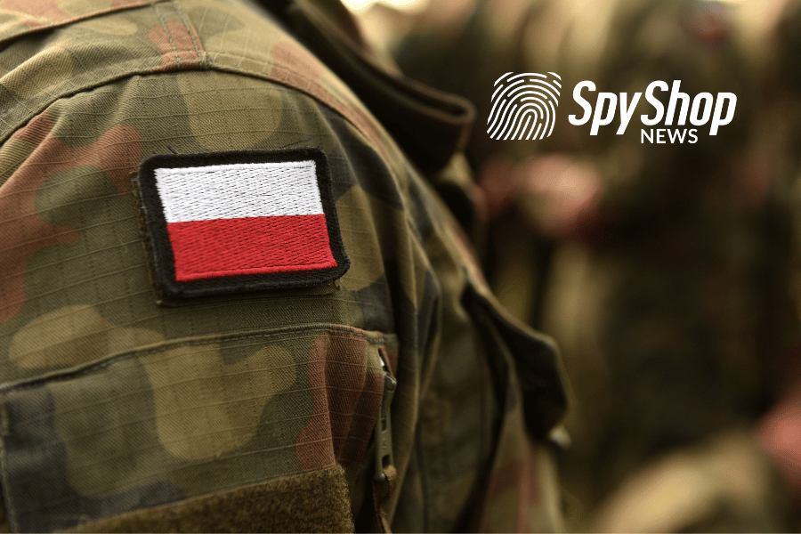 Naszywka z flagą Polski na rękawie munduru żołnierza polskiej armii