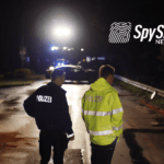 Policjanci na miejscu wypadku drogowego w nocy