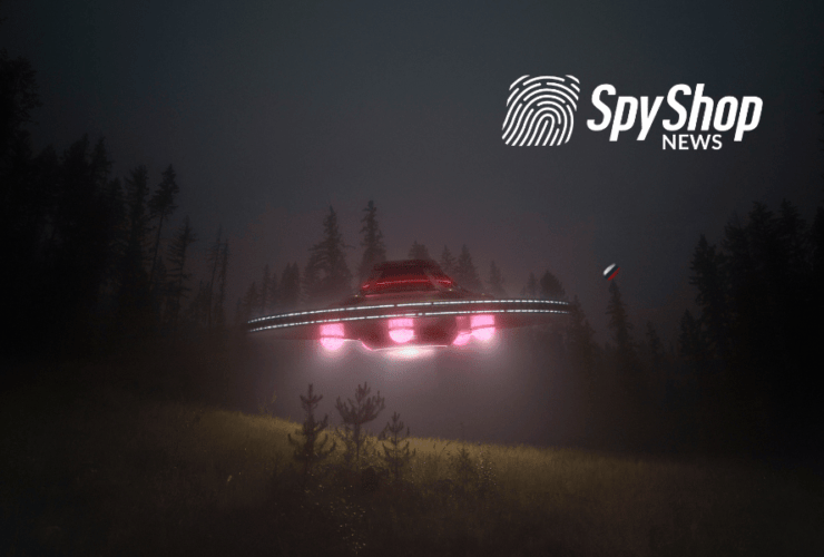 Spodek UFO unosi się nad ziemią w nocy