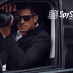 Detektyw (tajny agent) w pracy zbiera dowody. Fotografuje zdarzenie.