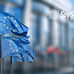 3 flagi Unii Europejskiej powiewające na wietrze przed budynkiem rządowym