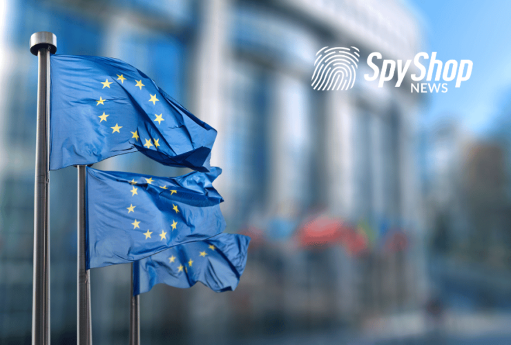 3 flagi Unii Europejskiej powiewające na wietrze przed budynkiem rządowym
