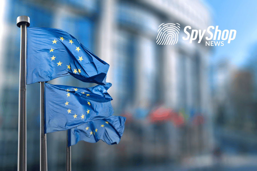 3 flagi Unii Europejskiej powiewające na wietrze przed budynkiem rządowym
