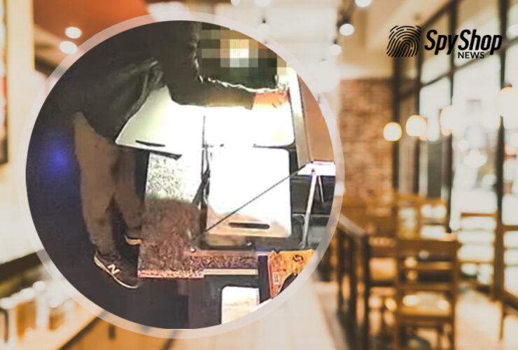 Mężczyzna ukryty w toalecie lokalu gastronomicznego w Tczewie przygotowuje posiłek przed dokonaniem kradzieży.
