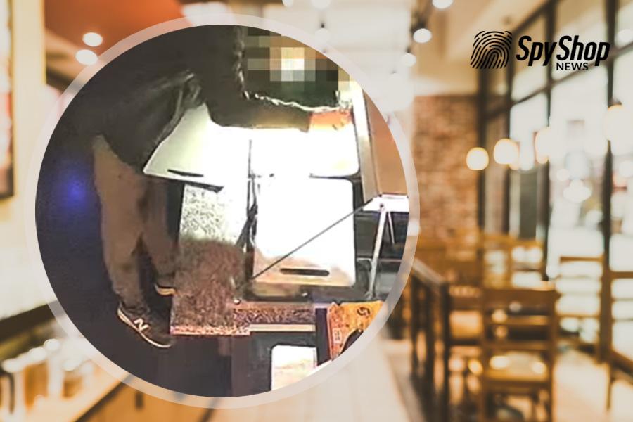 Mężczyzna ukryty w toalecie lokalu gastronomicznego w Tczewie przygotowuje posiłek przed dokonaniem kradzieży.